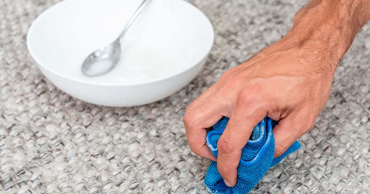 پاک کردن لکه چربی و روغن از روی فرش با سرکه سفید