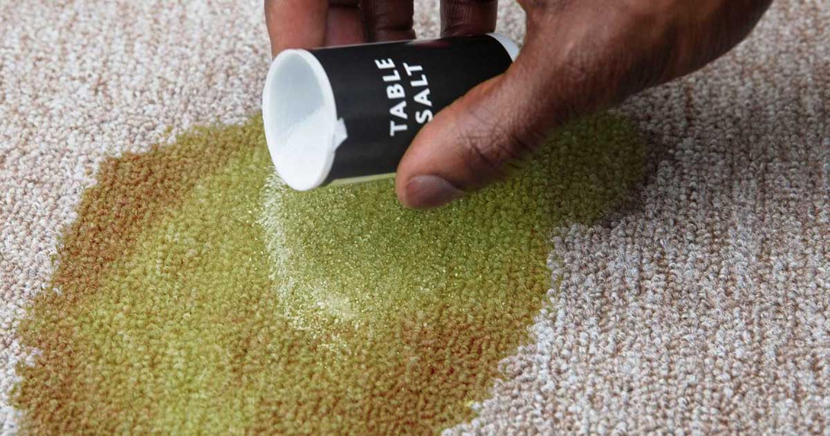 پاک کردن لکه زرد روی فرش با محلول سرکه و جوش شیرین