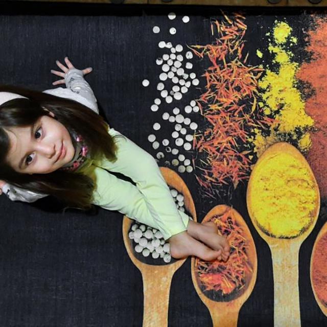 عکس فرش پاپریکا